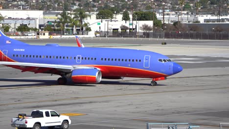 Avión-737-De-Southwest-Airlines-En-El-Aeropuerto