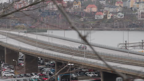 Modernes-SUV-Auto,-Das-über-Eine-Autobahnbrücke-Von-Stockholm-Nach-Liding-Fährt?