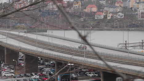 Coche-Todoterreno-Moderno-Pasando-Por-Un-Puente-De-La-Autopista-De-Estocolmo-A-Liding?