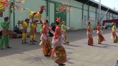 Bailarines-Indonesios-Realizando-Una-Danza-Tradicional-Indonesia,-Vestidos-Con-Trajes-Tradicionales,-Yogyakarta,-Isla-De-Java,-Indonesia