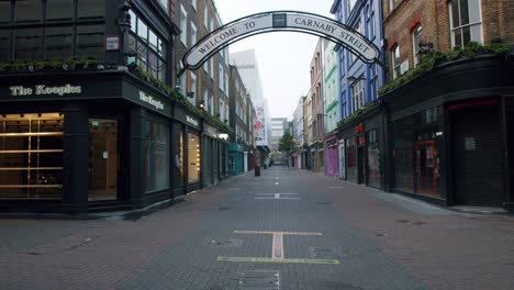 Bloqueo-En-Londres,-Paseo-Con-Cardán-En-Cámara-Lenta-Por-La-Calle-Carnaby-Completamente-Vacía,-Soho,-Durante-La-Pandemia-Del-Coronavirus