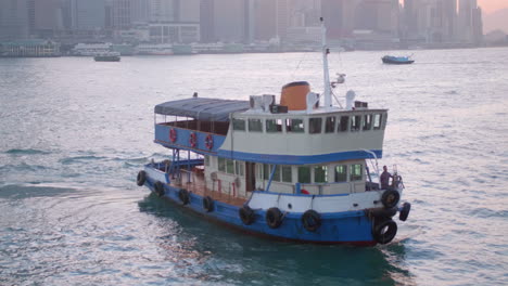 Star-Ferry-Pier,-Historisches-Boot,-Das-Im-Hafen-Von-Victoria-Navigiert