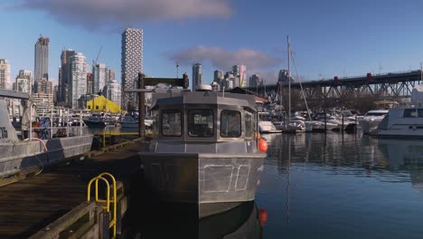 Ein-Metallenes-Fischerboot,-Das-Am-Kai-Des-Fischers-Von-Granville-Island-Festgemacht-Ist-Und-Mit-Angelausrüstung-Und-Bojen-Beladen-Ist