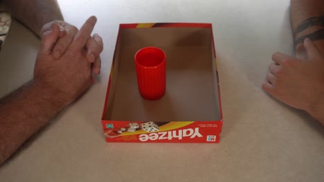 Zwei-Männer-Spielen-Yahtzee-In-Der-Box