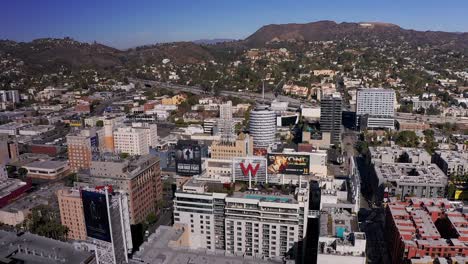 Toma-Orbital-Aérea-Del-Centro-De-Hollywood-Con-El-Cartel-De-Hollywood-Al-Fondo.