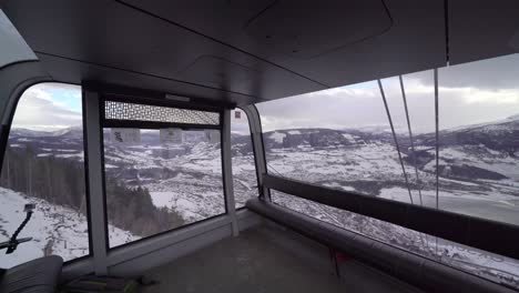 Weitwinkelaufnahme-Des-Inneren-Der-Gondelkabine,-Vorbei-An-Einem-Riesigen-Roten-Mast-Auf-Dem-Weg-Nach-Unten---Voss-Gondolnorway