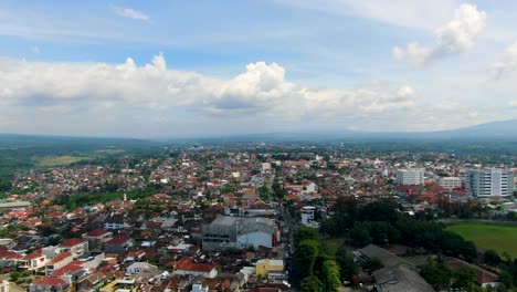 Panorama-Aéreo-Escénico-De-La-Ciudad-De-Magelang,-Java,-Indonesia-En-La-Mañana-Soleada