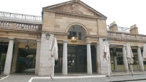 Lockdown-in-London,-shut-SHAKE-SHACK-restaurant-in-a-deserted-Covent-Garden-Market-Piazza,-during-the-Coronavirus-pandemic-2020