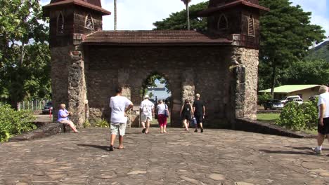 Der-Eingang-Der-Kathedrale-Von-Notre-Dame,-Taiohae,-Seed-Hiva,-Französisch-Polynesien