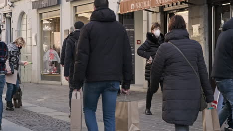 Menschen-Mit-Medizinischer-Maske,-Die-Am-Wochenende-An-Einem-Sonnigen-Tag-In-Monza,-Norditalien,-Durch-Die-Stadt-Spazieren-Und-Einkaufen