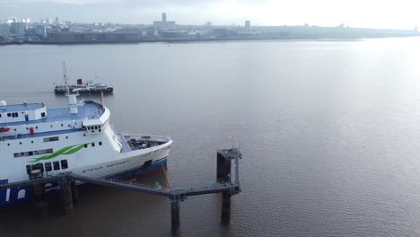 Luftaufnahme-Der-Mersey-Passagierfähre,-Die-Am-Schiff-Der-Stena-Linie-Auf-Der-Wasserstraße-Des-Stadtdocks-Vorbeifährt