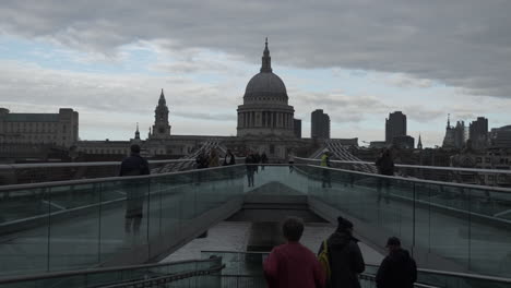 Gente-Caminando-Por-El-Puente-Del-Milenio-En-Un-Día-Gris-Nublado-Durante-El-Encierro