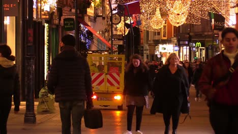 Primer-Plano-De-Una-Calle-De-Dublín-En-Navidad-En-Tiempos-Difíciles-Con-Algunas-Personas-En-Una-Calle-No-Tan-Transitada-Como-Las-Empresas-Locales-Tienen-Que-Lidiar