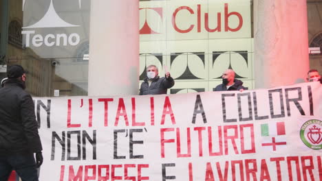 Männliche-Arbeiter-Halten-Banner-Und-Schwenken-Italienische-Flagge-Während-Des-Protestes-In-Mailand,-Italien