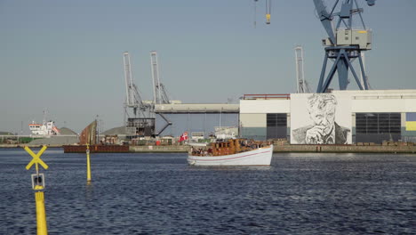 Touristenboot-Im-Hafen-Von-Aarhus,-Das-Auf-Dem-Wasser-Fährt