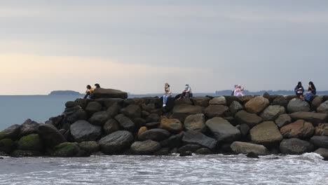 Besucher-Entspannen-Sich-Und-Warten-Auf-Den-Sonnenuntergang-Am-Strand-Der-Stadt-Padang,-West-Sumatra,-21.-Mai-2022