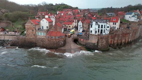 Alte-Küstenwachestation-In-Robin-Hoods-Bay,-North-York-Moors-Nationalpark-In-North-Yorkshire,-England