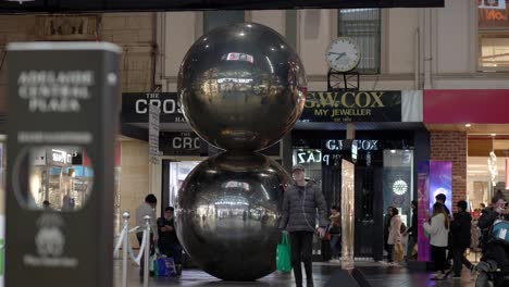 The-Spheres-Es-La-Obra-De-Arte-Más-Icónica-De-Rundle-Mall-Ubicada-En-Adelaida,-Sur-De-Australia