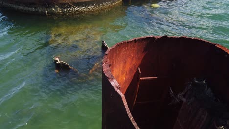 Nahaufnahme-Des-Zerstörten-Schornsteins-Des-Gesunkenen-Schlachtschiffs-USS-Arizona-Aus-Dem-Zweiten-Weltkrieg-In-Pearl-Harbor-Auf-Der-Insel-O&#39;Ahu,-Hawaii