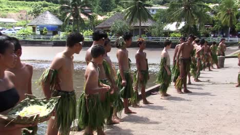 Grupo-De-Danza-Local-Nuku-Hiva-Preparándose-Para-La-Actuación