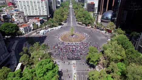 Vista-Aérea-De-La-Glorieta-De-La-Palma-Con-Multitudes-Para-Ver-El-Nuevo-árbol-Ahuehuete-Guardián-De-Personas-Desaparecidas-Ciudad-De-México