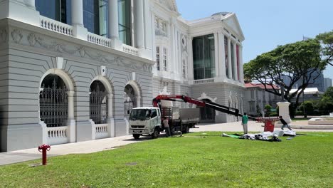 Männer-Arbeiten-Vor-Dem-Museum-In-Singapur