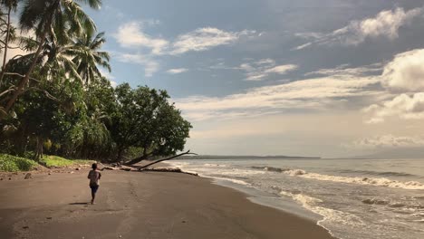 Nino-Geht-Am-Strand-Von-Madang-Spazieren-Und-Hinterlässt-Spuren