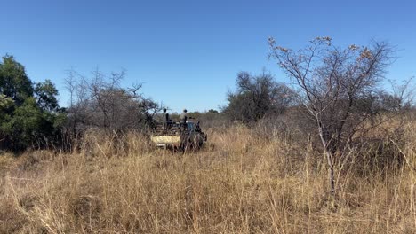 Guardaparques-De-La-Reserva-Animal-Patrullando-Una-Zona-De-Sabana-En-Un-Camión-Todo-Terreno,-Para-Evitar-La-Caza-Furtiva.