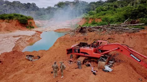 Operación-Policial-En-Una-Mina-De-Oro-Ilegal-En-La-Selva-Amazónica-En-Jacareacanga