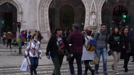 Gente-Cruzando-La-Calle-Afuera-De-La-Estación-Rossio.