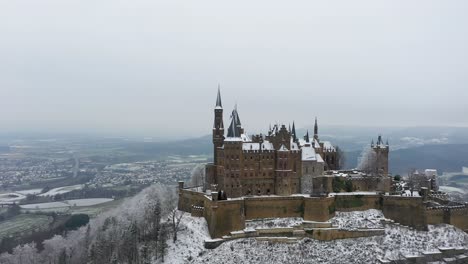 Luftaufnahme,-Die-Sich-An-Einem-Verschneiten-Wintertag-In-Schwaben,-Deutschland,-Um-Die-Atemberaubende-Mittelalterliche-Burg-Hohenzollern-Dreht