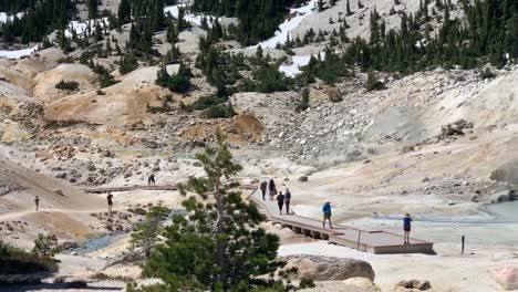 Der-Vulkan-Nationalpark-„Bumpass-Hell“-Im-Lassen-Ist-Ein-Beliebtes-Touristenziel,-Das-Für-Seine-Einzigartigen-Geothermischen-Besonderheiten-Bekannt-Ist