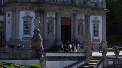 Gente-Fuera-De-La-Fachada-De-La-Iglesia-Del-Santuario-Bom-Jesu-Do-Monte-En-Braga