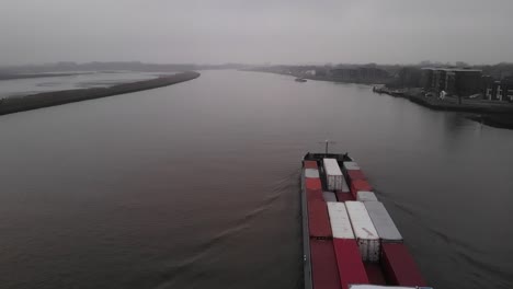 Containerschiff-Segelt-An-Einem-Nebligen-Tag-Auf-Einem-Holländischen-Fluss