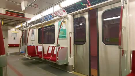 La-Puerta-Se-Abre-Y-Se-Cierra-A-Un-Vagón-De-Metro-Ttc-Vacío,-Durante-La-Hora-Pico-De-La-Mañana-Del-Lunes,-4-De-Enero-De-2021,-En-Toronto