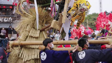 Sagicho-Año-Del-Tigre-Carroza-Desfiló-Por-La-Antigua-Ciudad-Japonesa-En-El-Festival