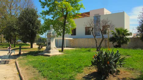 El-Niño-Corre-En-El-Parque-De-Villa-Comunale-Di-Napoli-En-Un-Día-Soleado-En-Nápoles,-Italia