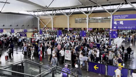 Menschen,-Die-Gerade-Nach-Der-Landung-Am-Flughafen-Schlange-Stehen-Und-Bei-Der-Einreise-Die-Grenzkontrolle-Durchlaufen-Müssen