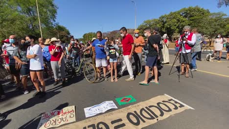 Imágenes-De-La-Numerosa-Multitud-Y-Cámaras-De-Prensa-Durante-La-Acción-De-Protesta-Contra-Los-Asesinatos-Amazónicos-En-Brasil-De-La-Periodista-Británica-Y-La-Indigenista-Brasileña