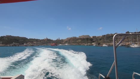 Timelapse-Fähre-Verlässt-Den-Hafen-Auf-Der-Insel-Gozo,-Malta