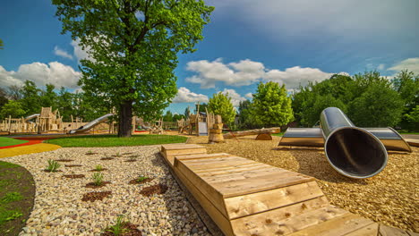 Hindernisparcours-Auf-Dem-Kinderspielplatz-In-Einem-öffentlichen-Park