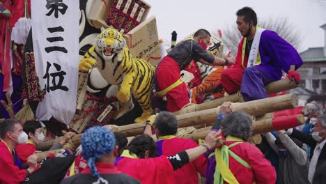 Batalla-Del-Festival-En-El-Año-Del-Tigre-Sagicho,-Los-Equipos-Trepan-Sobre-Carrozas-Mikoshi