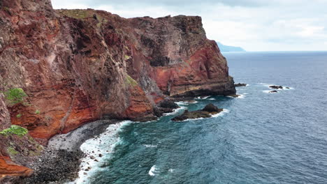 Drone-flight-next-to-eroded-towering-coastal-cliffs-of-Madeira,-Portugal
