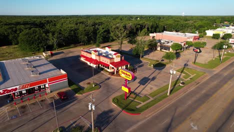 Imágenes-Aéreas-De-Chicken-Express-En-Gun-Barrel-City,-Texas