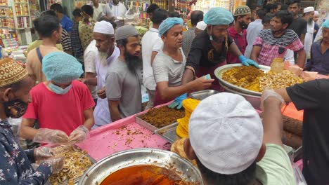 Servidores-De-Comida-Callejera-En-El-Bazar-Chawk-En-Dhaka