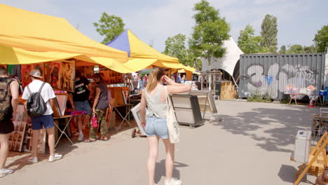 Berühmter-Flohmarkt-Im-Berliner-Mauerpark-Mit-Coolen-Sachen-Zum-Günstigen-Kauf