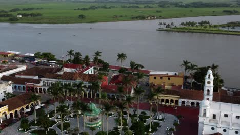 Drone-shot-of-the-Papaloapan-river-and-the-downtown-Tlacotalpan,-Veracruz