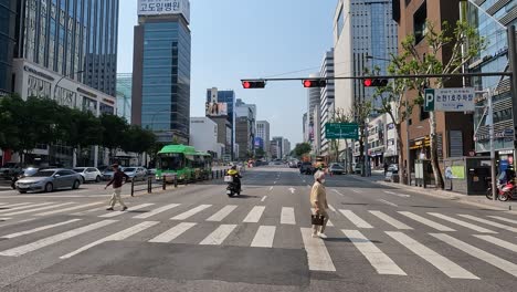 Menschen-In-Masken-Gehen-Auf-Dem-Fußgängerüberweg-An-Der-Gangnam-Hauptstraße-In-Seoul,-Südkorea