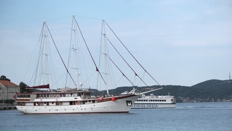 Tráfico-Marítimo-A-La-Entrada-Del-Puerto-De-Zadar,-Croacia