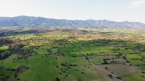 Panorama-Aéreo-De-Las-Montañas-De-Kyrenia-Y-La-Llanura-De-Mesaoria,-Chipre